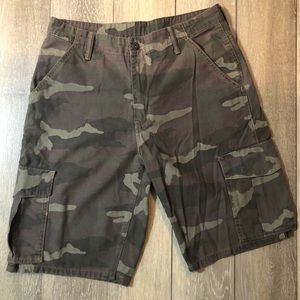 Men’s Levi’s camouflage shorts wih cargo size 33